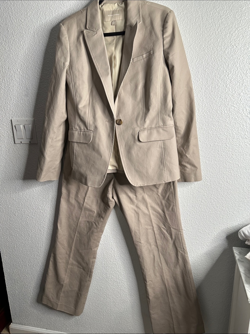 Banana Republic Classic Beige Suit Blazer & Pants Set size 10 office, career